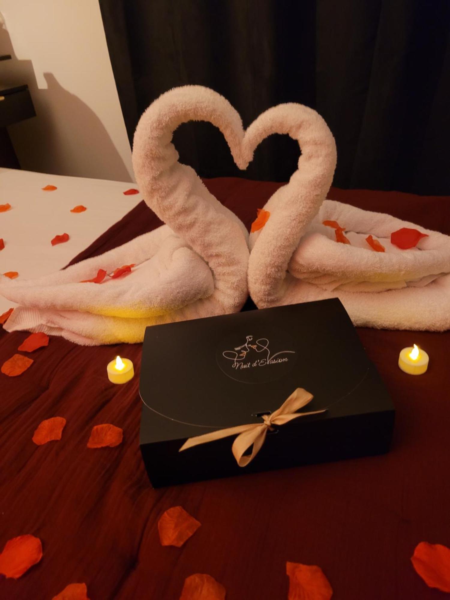 Nuit D'Evasion Love Room Avec Baignoire Balneotherapie Toulon Exterior photo